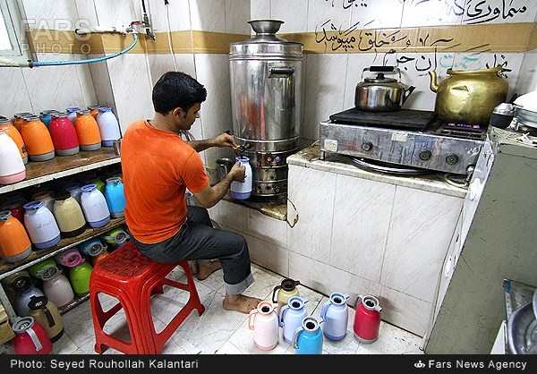 تهیه و توزیع افطاری در حسینیه قم (عکس)