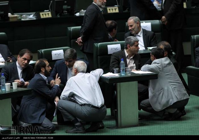 حاشیه هایی از جلسه استیضاح وزیر علوم (عکس)