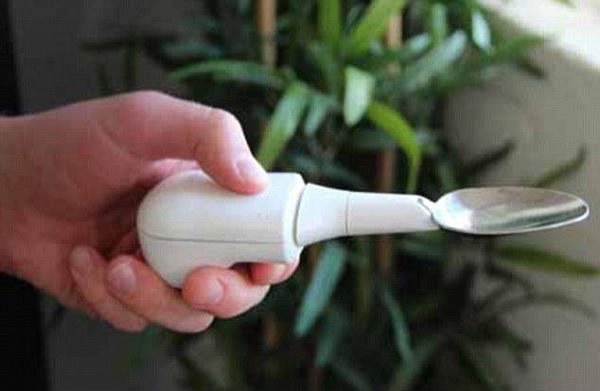 قاشقی با قابلیت حذف رعشه برای کمک به بیماران پارکینسون قاشقی با قابلیت حذف رعشه برای کمک به بیماران پارکینسون