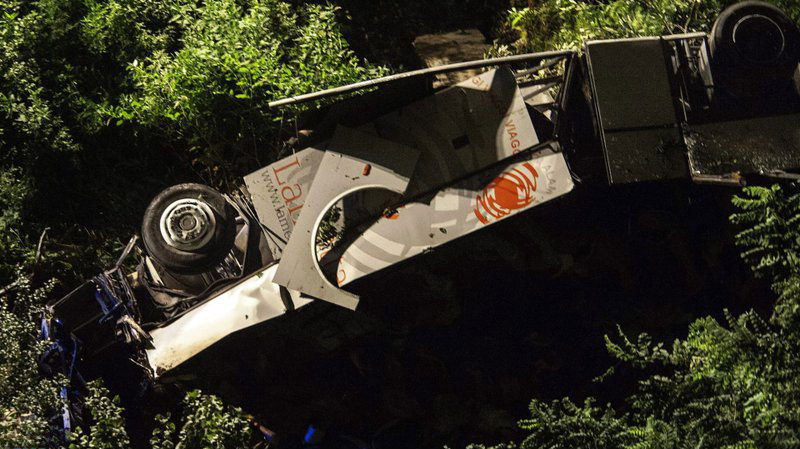 واژگونی اتوبوس گردشگری در تایلند واژگونی اتوبوس گردشگری در تایلند