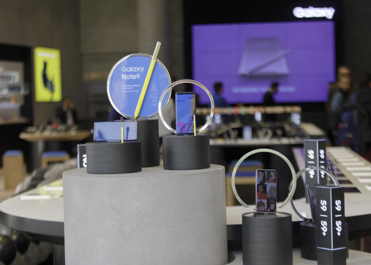 رونمایی از گوشیهای گلکسی Note9 و A9 در ایران (+عکس) رونمایی از گوشیهای گلکسی Note9 و A9 در ایران (+عکس)