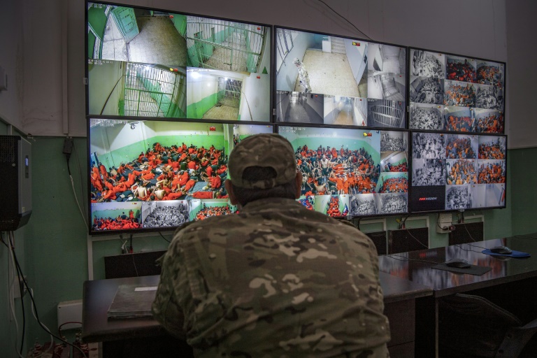 پشت دیوارهای فولادی یک زندان داعش چه می&zwnj;گذرد؟ (+عکس)