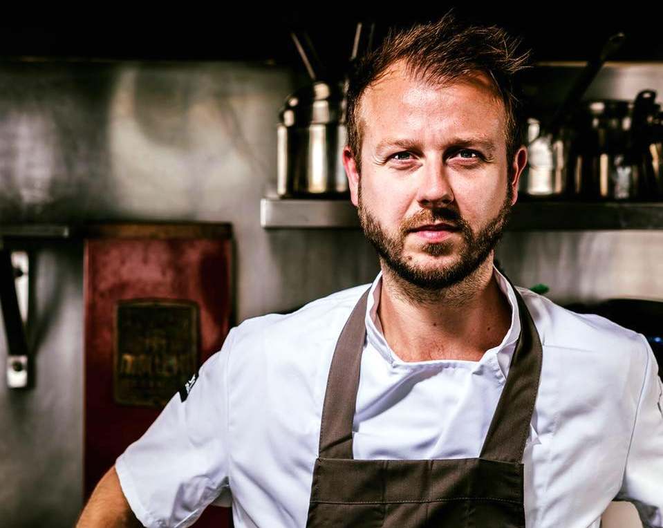 سرآشپزان معروف بلژیک در حال آشپزی برای بیمارستانها نیلز پزوست سرآشپز مطرح بلژیکی