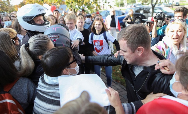 جنبش اعتراضی زنان در بلاروس/ بازداشت مادربزرگ 73 ساله/ جنبش اعتراضی زنان در بلاروس/ بازداشت مادربزرگ 73 ساله/