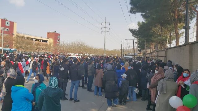 بازی ایران و لبنان/ مسئولان هنوز اجازه ورود زنان به ورزشگاه را ندادهاند بازی ایران و لبنان/ مسئولان هنوز اجازه ورود زنان به ورزشگاه را ندادهاند