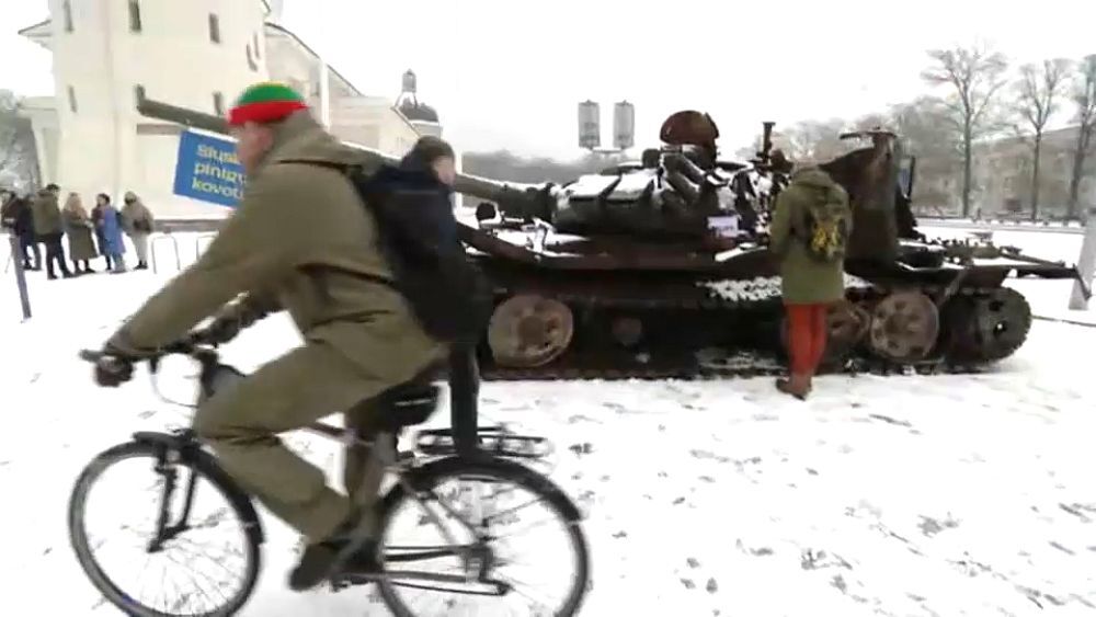 دردسر تانک روسی در لیتوانی / از گل حامیان تا دستشویی مخالفان