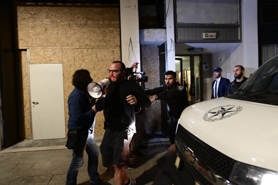 «کشور می سوزد؛ سارا موهایش را آرایش می کند» / همسر نتانیاهو در محاصره معترضان اسرائیلی «کشور می سوزد؛ سارا موهایش را آرایش می کند» / همسر نتانیاهو در محاصره معترضان اسرائیلی