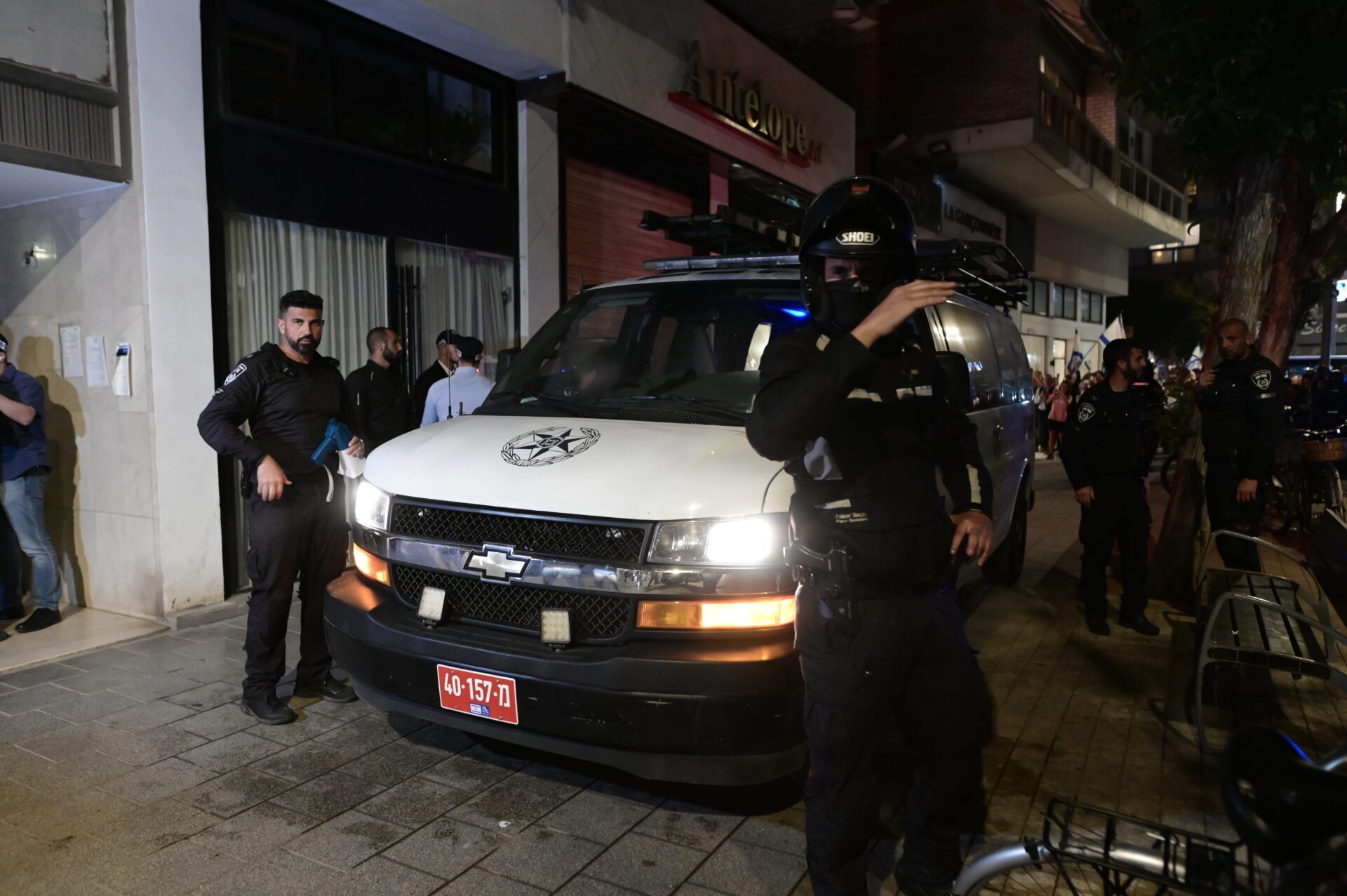 «کشور می سوزد؛ سارا موهایش را آرایش می کند» / همسر نتانیاهو در محاصره معترضان اسرائیلی «کشور می سوزد؛ سارا موهایش را آرایش می کند» / همسر نتانیاهو در محاصره معترضان اسرائیلی