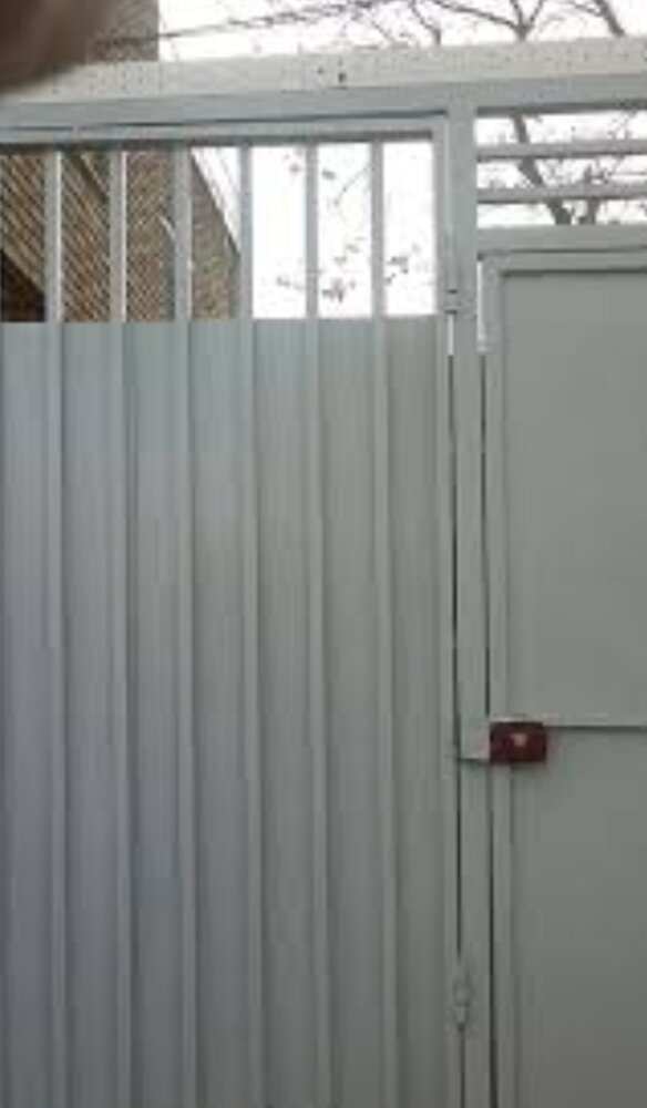 واکنش ها به برداشتن در آهنی کوچه &laquo;اختر&raquo; | عبدی: استقبال می کنیم/ امام: حصر باقی است/ ایرنا: رئیسی وعده روحانی را محقق کرد