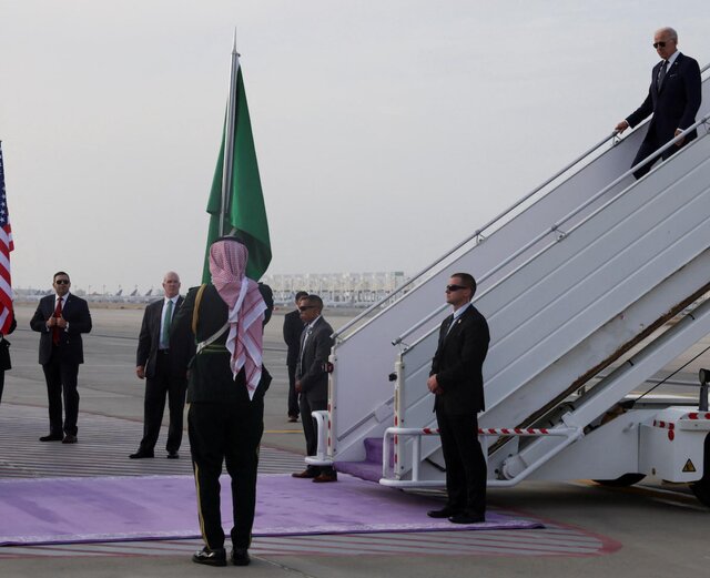 سفر پرحاشیه جو بایدن به عربستان سعودی (+عکس) / استقبال سطح پایین در فرودگاه / مشت برای محمد بن سلمان / خروج امریکایی ها از جزیره صنافیر / ویزای 10 ساله امریکا برای سعودی ها