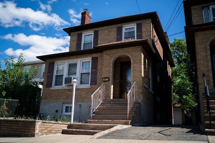 سلمان رشدی همچنان در بیمارستان/ دادگاه مهاجم برگزار شد (+عکس)