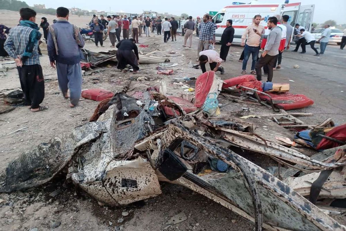 بامداد خونین شوشتر: 16 نفر جان باختند، از آن میان 10 زن / کارگران فصلی نه به مزارع نرسیدند نه به خانههایشان بامداد خونین شوشتر: 16 نفر جان باختند، از آن میان 10 زن / کارگران فصلی نه به مزارع نرسیدند نه به خانههایشان