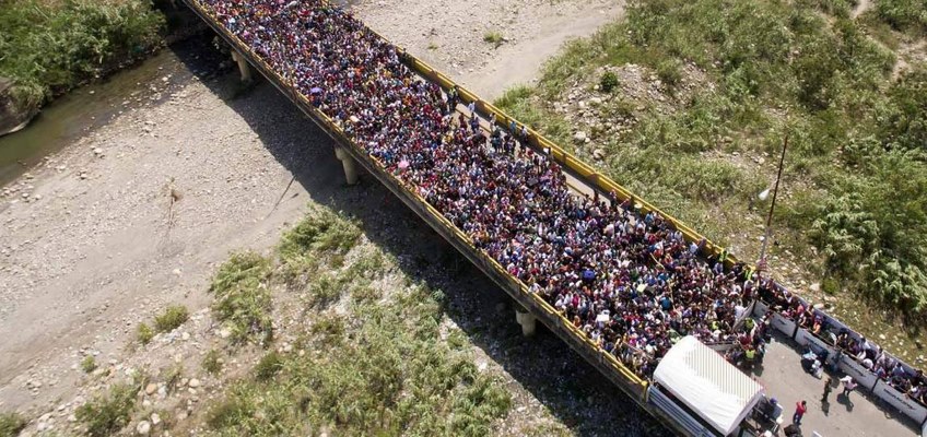 فرار ملت شیلی از چاه ویل سوسیالیسم فرار ملت شیلی از چاه ویل سوسیالیسم