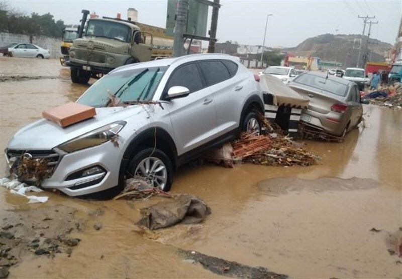 عربستان/ سیلاب شدید در جده/ لغو پروازها، تعطیلی مدارس و گزارش ۲ فوتی تاکنون