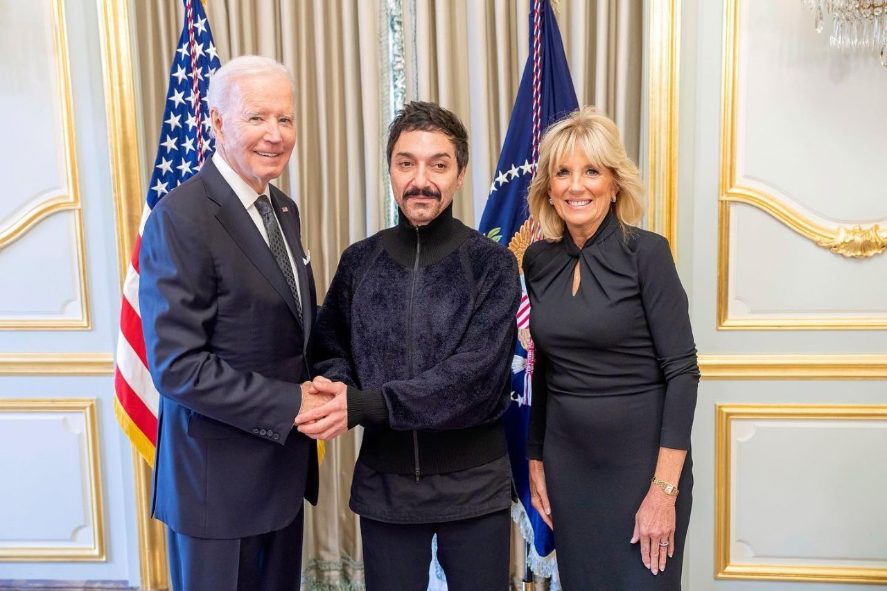 نریمان همراه با جو و جیل بایدن نریمان کیست؟ آرایشگر ایرانی بانوی اول آمریکا برای مراسم تاج گذاری چارلز سوم (+عکس)